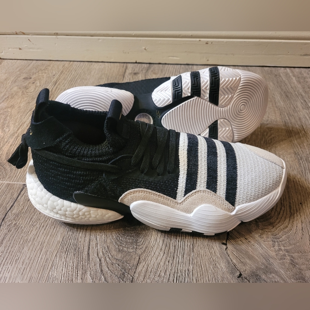 Adidas NWT SIZE 9 M Unisex Trae Young 2 Shoes sneakers (H06477)